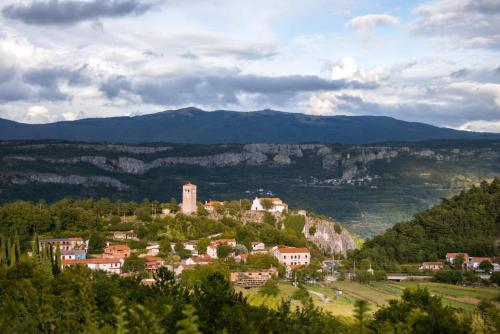 a town on a hill with mountains in the background at Apartment MoiRai in Gračišče