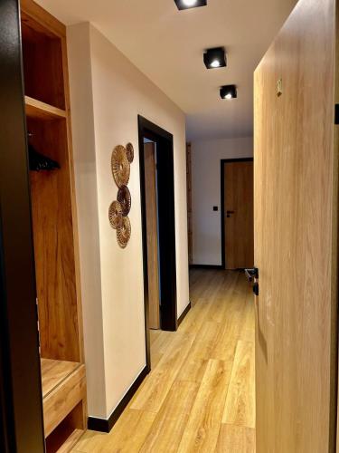an empty room with a hallway with wooden floors at Willa Asia in Sromowce Niżne