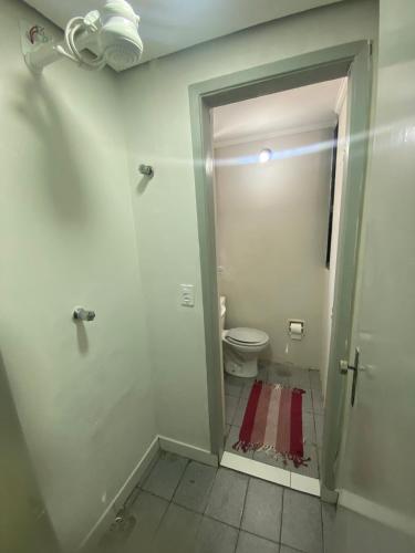Ένα μπάνιο στο Apart 2 dorm. Prox Cambuí Wi-Fi Gar Var Note Pet