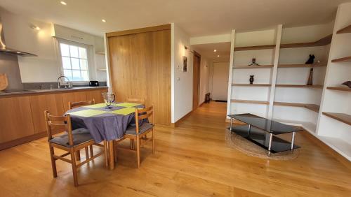 une cuisine et une salle à manger avec une table et des chaises dans l'établissement Dilece, à Pouzac