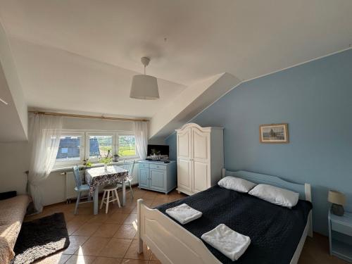 Giường trong phòng chung tại Margarita Pokoje i Apartamenty