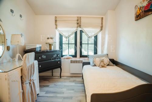 une petite chambre avec un lit et un bureau dans l'établissement Mas de l'air, à Noves