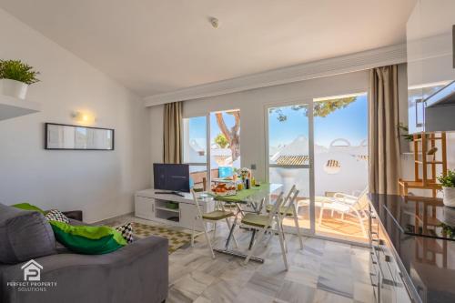 Sunny 2BR in resort with 3 pools, restaurant, gym and playground