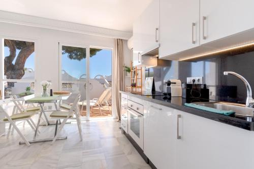 Sunny 2BR in resort with 3 pools, restaurant, gym and playground
