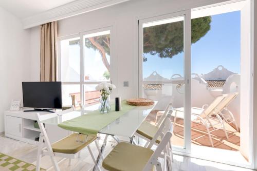 Sunny 2BR in resort with 3 pools, restaurant, gym and playground