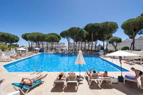 Sunny 2BR in resort with 3 pools, restaurant, gym and playground