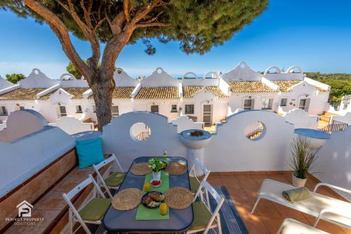 Sunny 2BR in resort with 3 pools, restaurant, gym and playground