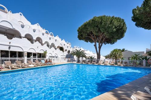Sunny 2BR in resort with 3 pools, restaurant, gym and playground