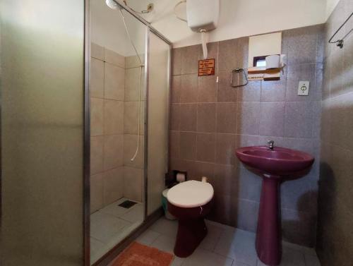 ein Badezimmer mit Toilette, Waschbecken und Dusche in der Unterkunft Suítes Jaconé - Saquarema in Jaconé