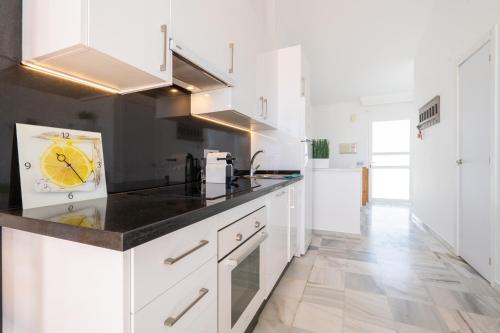 Sunny 2BR in resort with 3 pools, restaurant, gym and playground