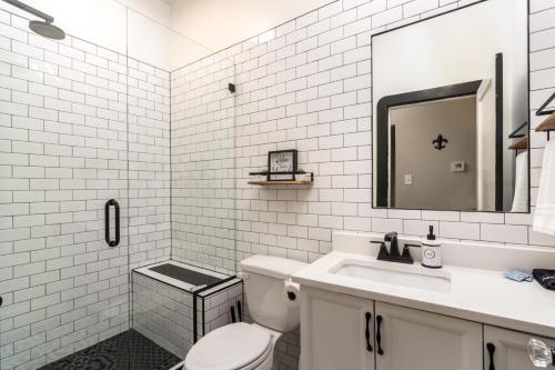 uma casa de banho com um WC, um lavatório e um espelho. em Chateaus at St Clair in Downtown Little Rock em Little Rock