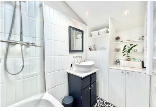 ein Badezimmer mit Waschbecken, Badewanne und Dusche in der Unterkunft Chelmsford Cottage Homestay Free Parking Fab Garden in Great Waltham