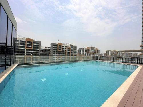 een groot zwembad op het dak van een gebouw bij Apartment 1015 Waves in Dubai