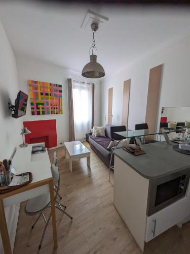 un salon avec un canapé et une table dans l'établissement Joli 2 pièces au coeur de Cannes !, à Cannes