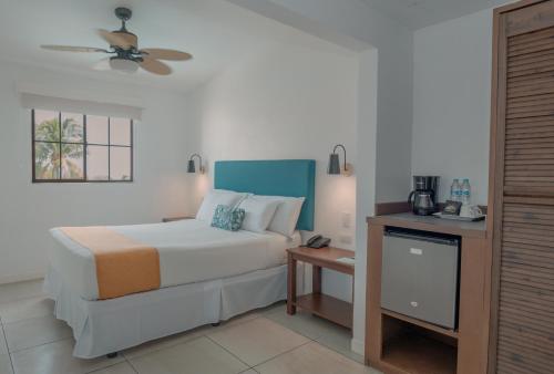 a bedroom with a bed and a ceiling fan at Hotel Roca Sunzal in La Libertad