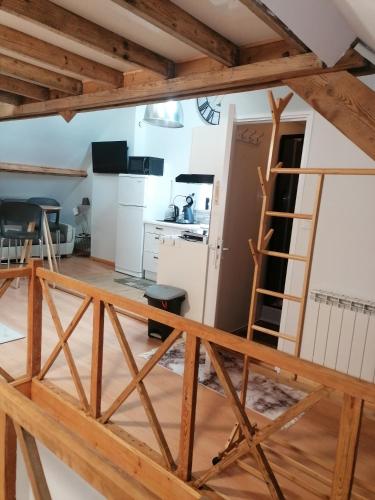 une vue d'une cuisine avec une échelle dans une pièce dans l'établissement Appt le bois dormant 50 m2 terrasse, à Mazingarbe