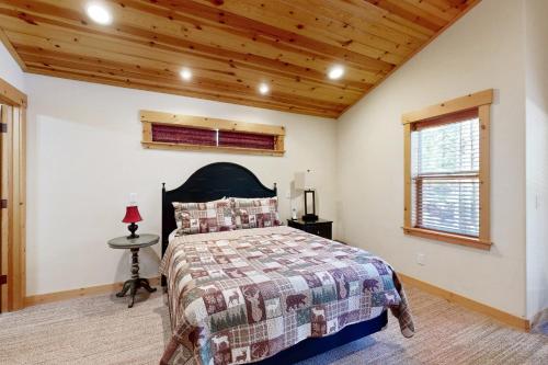 1 dormitorio con cama y techo de madera en Hansel Escape, en Truckee