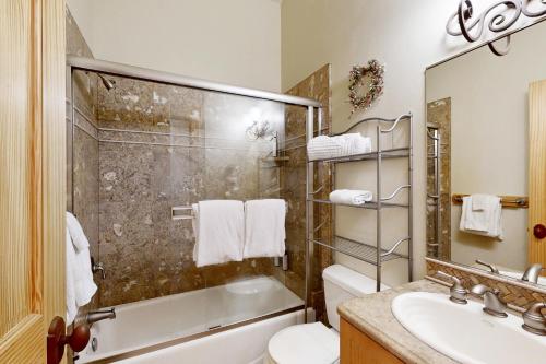 y baño con ducha, aseo y lavamanos. en Hansel Escape, en Truckee