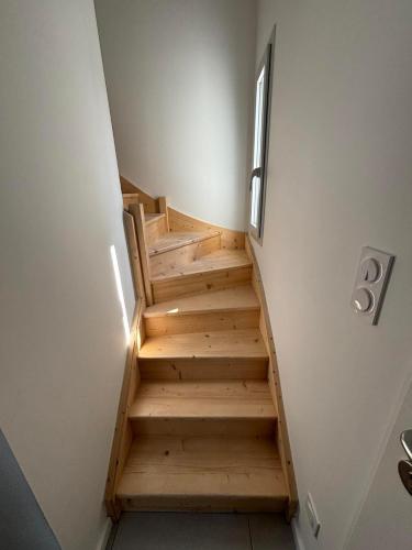 a staircase in a house with wooden steps at Appartement au centre de Cambo les Bains in Cambo-les-Bains