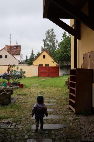 a small child walking through a yard at Dům u Giordanu in Slavonice
