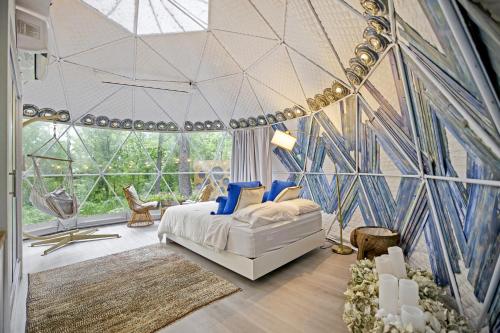 a bedroom with a bed and a large glass wall at Dream Dome Getaway near Leesburg in Leesburg