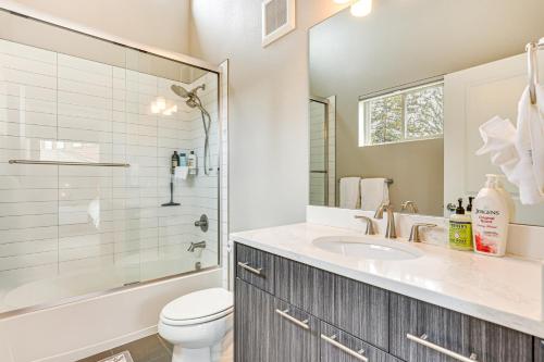 Ένα μπάνιο στο Walk to Dtwn Fraser Retreat with Hot Tub and Views!