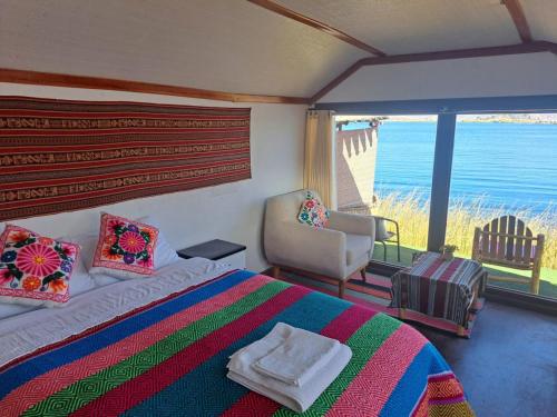 - une chambre avec un lit et une vue sur l'océan dans l'établissement Uros Aruma-Uro on Uros Floating Islands, à Puno
