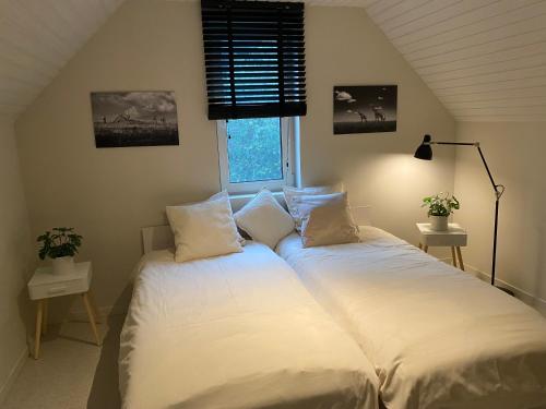 1 dormitorio con 2 camas en un ático en B&B Maison Blanche en Gante