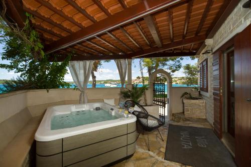 a jacuzzi tub in a backyard with an outdoor at Villa Nauta in Lovište