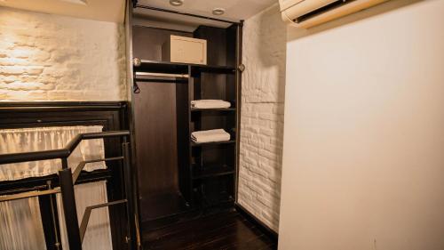 a bathroom with a black door and some towels at Pasaje Solar in Buenos Aires