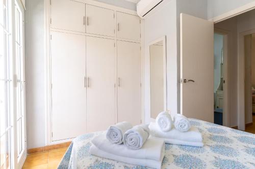 Una habitación con una cama con toallas. en rentafive - Bungaló - Terraza - Parking, en Santa Pola