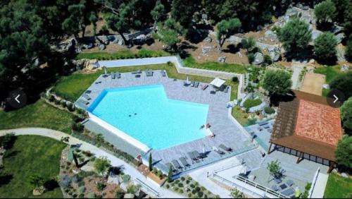 - une vue sur la piscine dans la cour dans l'établissement Appart Stella résidence standing, vue panoramique, à Porto-Vecchio