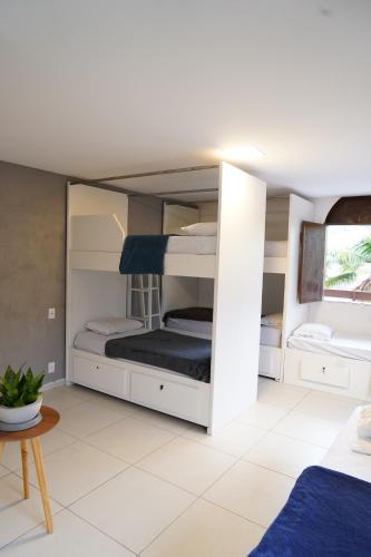 Habitación con 2 literas y mesa. en Surf'O Hostel en Río de Janeiro