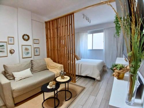 布宜諾斯艾利斯的住宿－Palermo Madison，客厅配有沙发和1张床