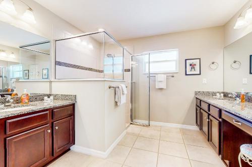 La salle de bains est pourvue de 2 lavabos et d'une douche. dans l'établissement Kickback, à Palm Coast