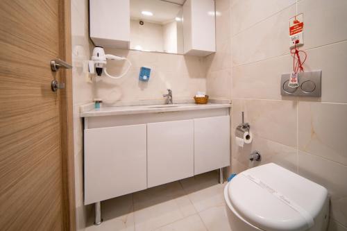 Koupelna v ubytování Mardy Suit Hotel