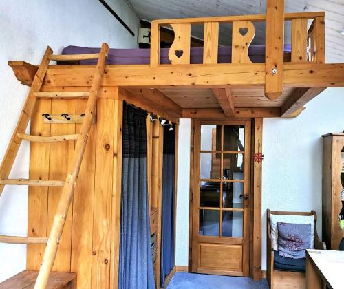 Ce lit superposé en bois se trouve dans un dortoir. dans l'établissement Résidence Fagot - Le Fagot 15 - Appartement rénové avec goût, proche pistes et commerces MAE-1701, à Valmorel