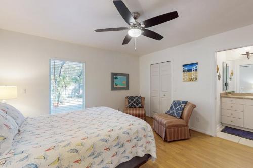1 dormitorio con 1 cama y ventilador de techo en Cape Coral Haven, en Cabo Coral