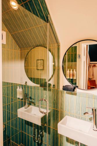 Un baño con dos lavabos y un espejo. en Somewhere Inn Collingwood, en Collingwood