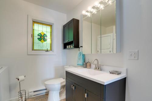 Ένα μπάνιο στο Lakefront Home in Hartford Hot Tub, Kayaks and Dock