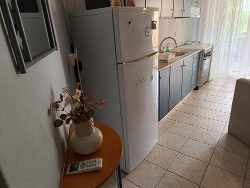 A kitchen or kitchenette at Apartment R&F1