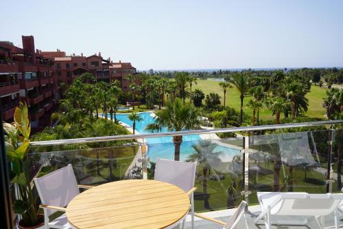 Výhled na bazén z ubytování Playa Granada Apartamentos Moriscos II nebo okolí