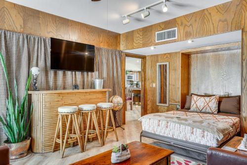 1 dormitorio con 1 cama y un bar con taburetes en Oro Valley Retreat with Pool and Breathtaking Views!, en Oro Valley