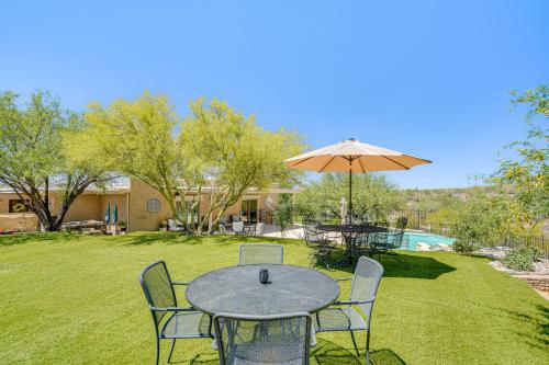 Piscina en o cerca de Oro Valley Retreat with Pool and Breathtaking Views!