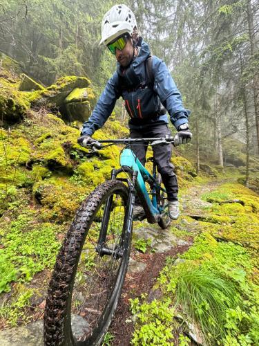 a man riding a bike on a trail at mountain view in Les Houches