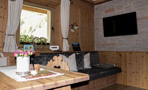 een woonkamer met een bank en een tafel bij klein&fein in Neustift im Stubaital