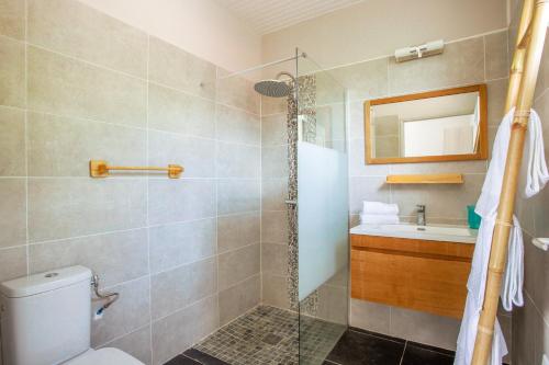 Koupelna v ubytování VILLA de standing POM KANEL, vue mer, piscine