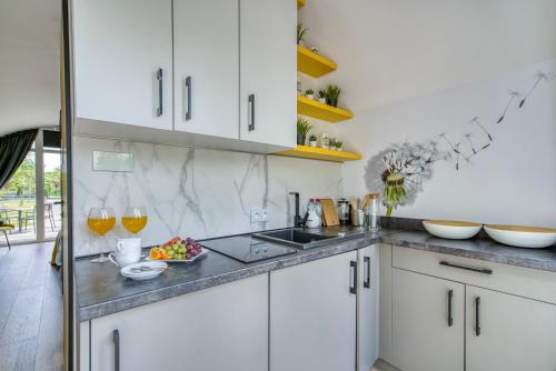 Η κουζίνα ή μικρή κουζίνα στο Acodomo Apartamenty