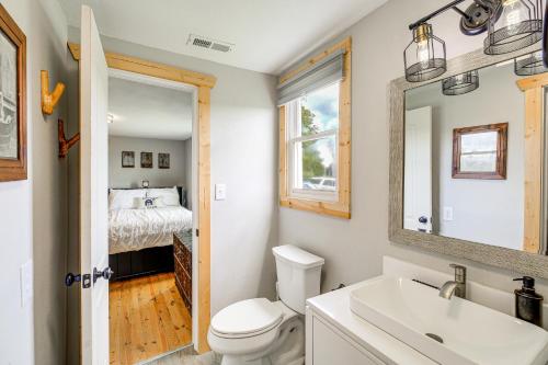 Bilik mandi di Deck and Scenic View Historic Cabin in Piney Creek!
