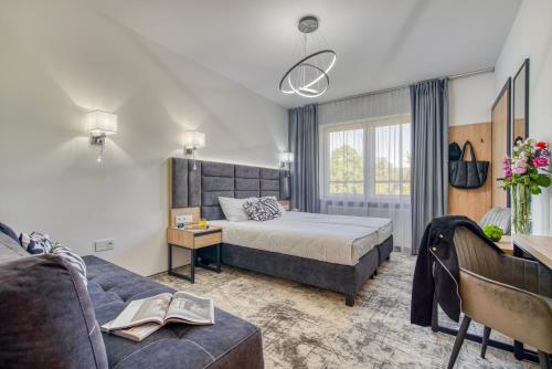 pokój hotelowy z łóżkiem i kanapą w obiekcie Acodomo Apartamenty w mieście Poddębice